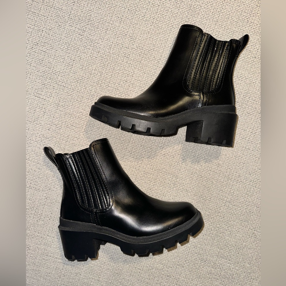 Women’s Black Universal Thread Boots, Size 7